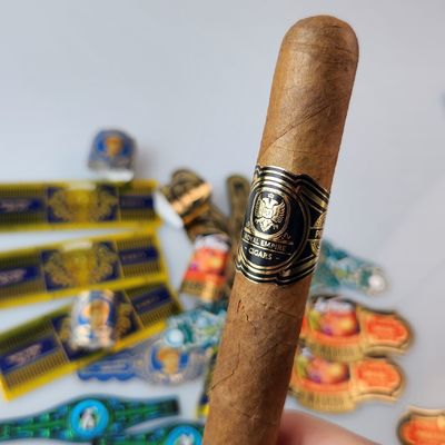 Καλή τιμή Πρωταθλήματος Custom Βινύλιο Τυπωμένο δαχτυλίδι τσιγάρο με Spot UV και χρυσό φύλλο Εμφυτογραφία Τύπου υψηλής ποιότητας ιδιωτική μάρκα Αδιάβροχο ετικέτα τσιγάρο αυτοκόλλητο σε απευθείας σύνδεση